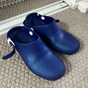 Calzuro Classic Surgical Clog - metallic blue size 8/37-38